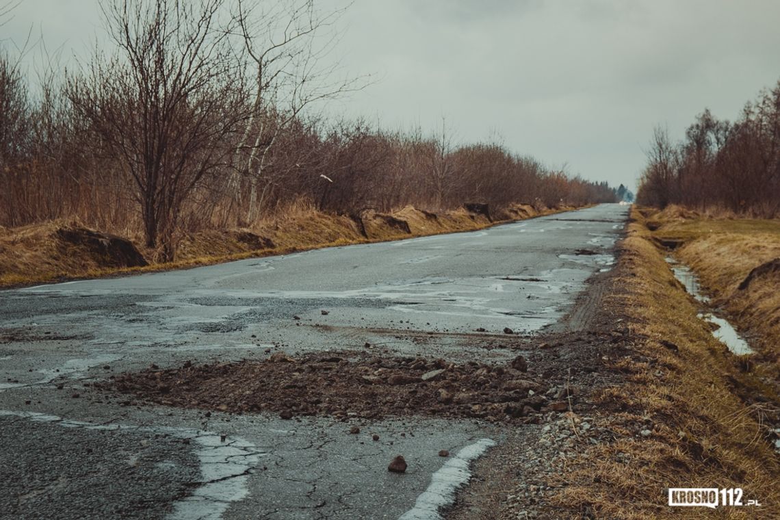 Uwaga kierowcy. Drogowcy w czwartek zaczną łatać dziury w jezdniach. Będą utrudnienia