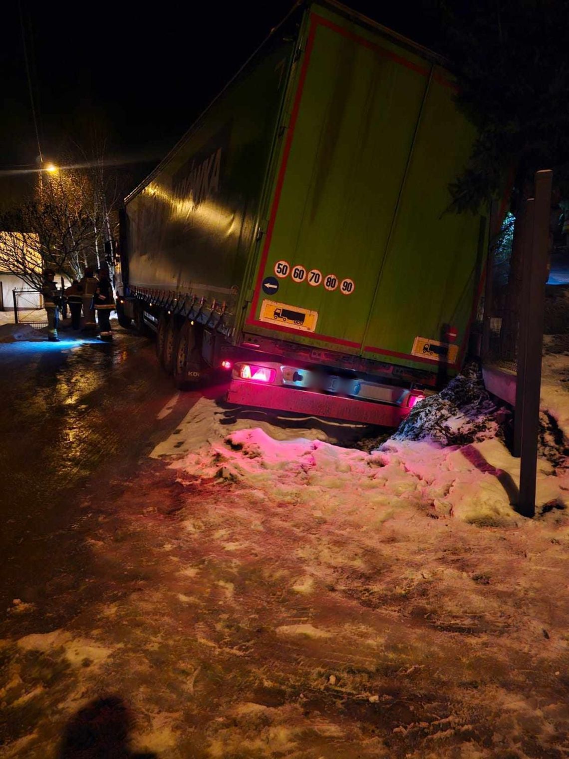 Uwaga kierowcy! Na drogach w powiecie zrobiło się bardzo ślisko