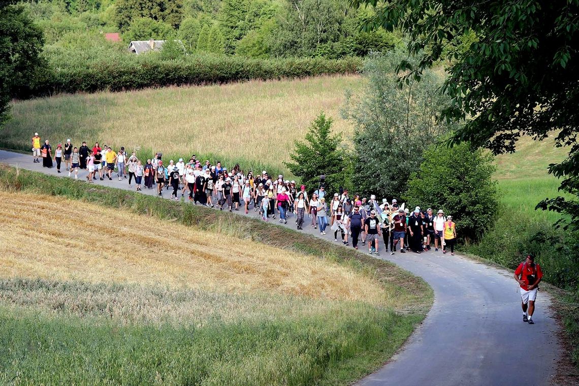 Uwaga kierowcy! Pielgrzymi przejdą przez powiat i Krosno. Zmierzają do Miejsca Piastowego