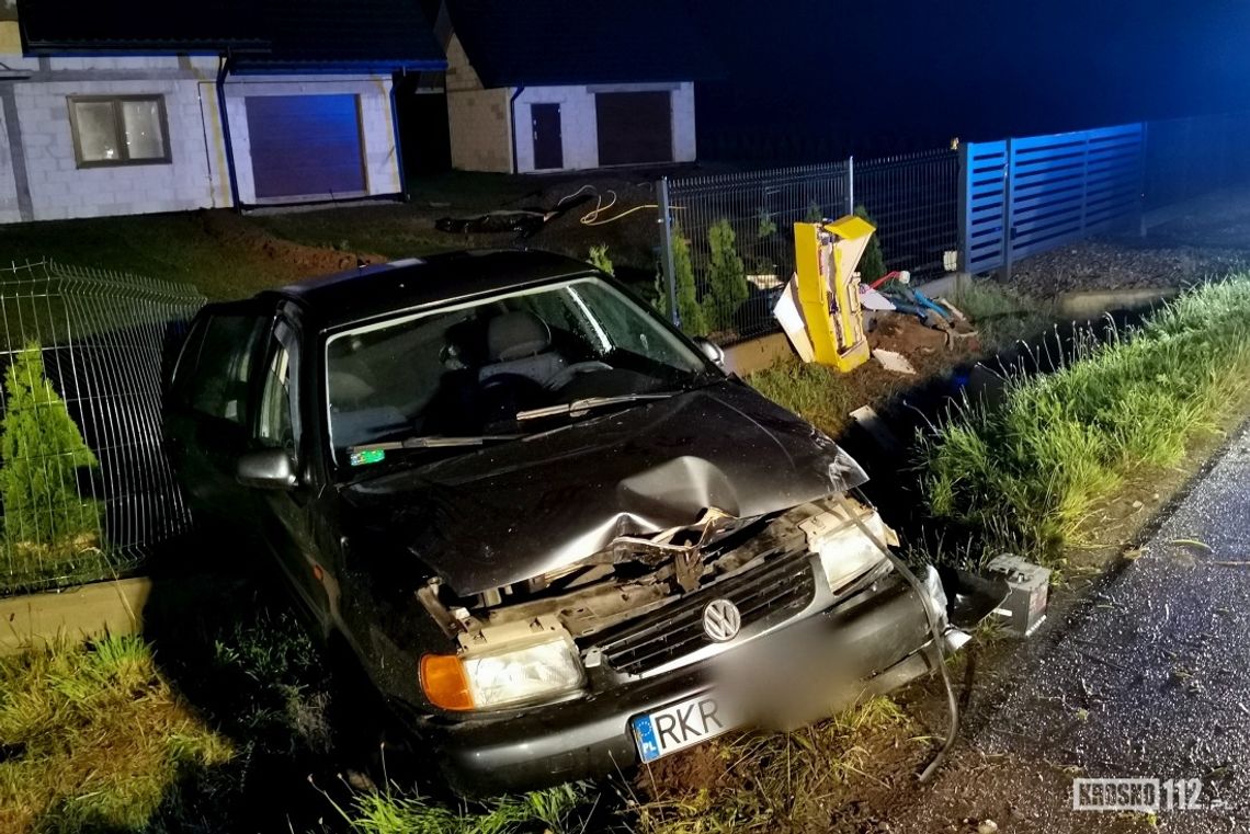 Volkswagen w ogrodzeniu. Sprawcy brak