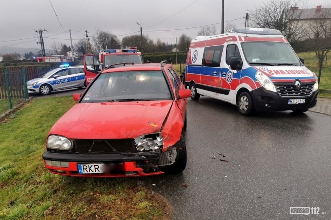 Volkswagenem wjechał w ogrodzenie. Kierujący kolejnym volkswagenem wjechał w niego i fiata