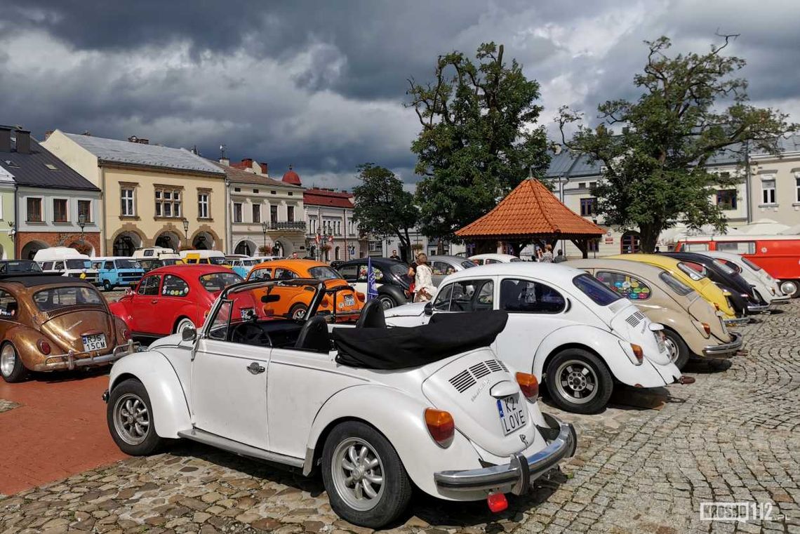 Volkswageny zaparkowały na krośnieńskim rynku [FOTO]