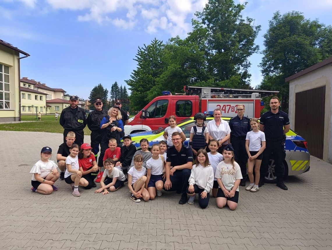W Dukli policja, strażacy i ratownicy szkolili uczniów z zasad reagowania na zagrożenia W Dukli policja, strażacy i ratownicy szkolili uczniów z zasad reagowania na zagrożenia