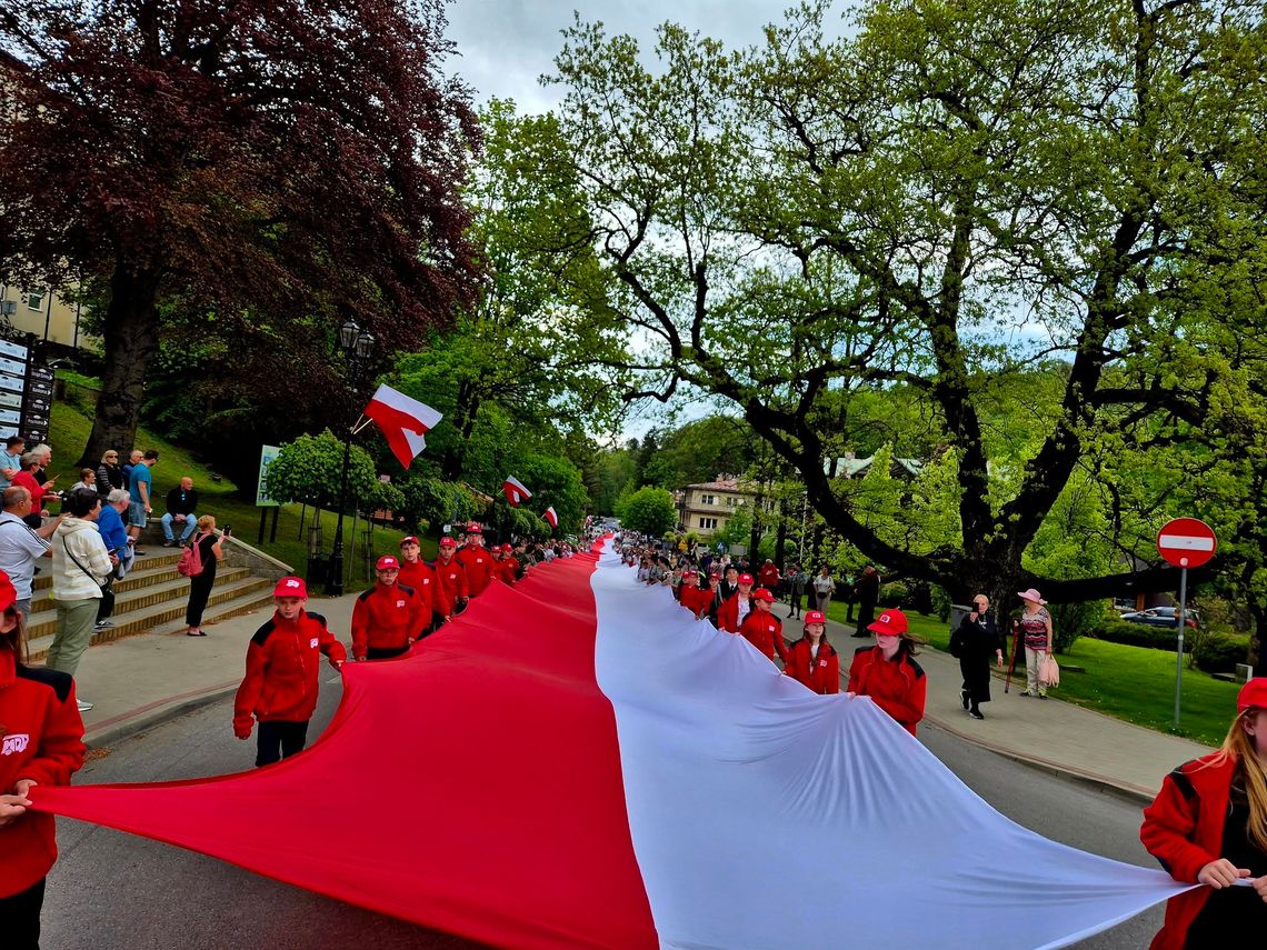 W Iwoniczu-Zdroju przeszli z 210-metrową flagą Polski