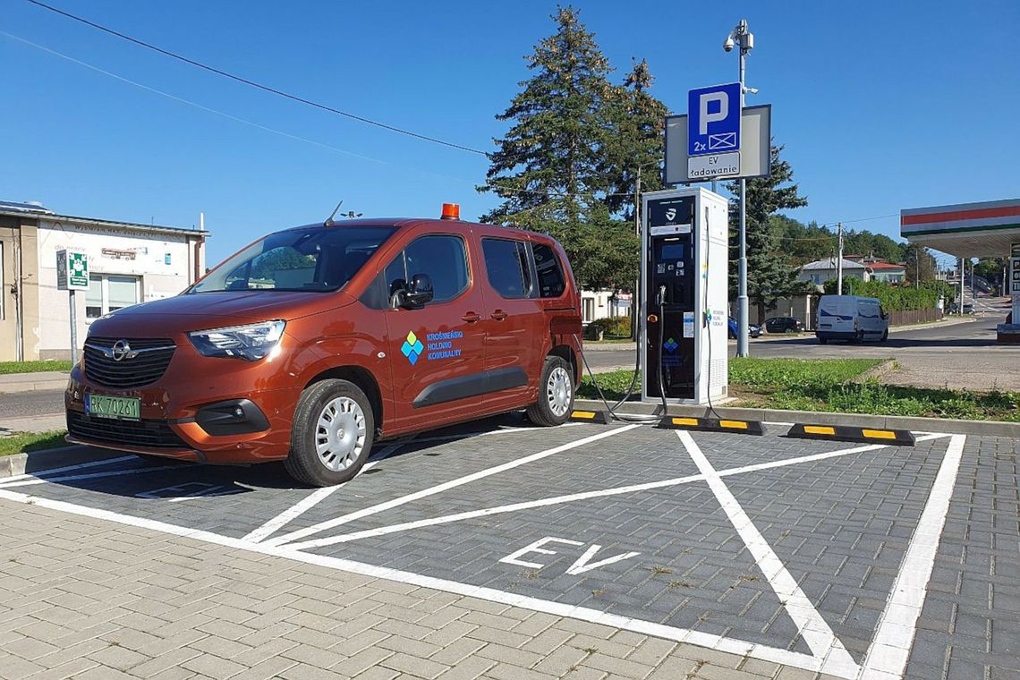 W Krośnie samochód elektryczny można naładować już przy siedzibie KHK