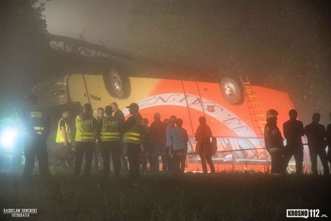 W Leszczawie Dolnej autobus spadł w przepaść. Wielu rannych i kilka ofiar śmiertelnych