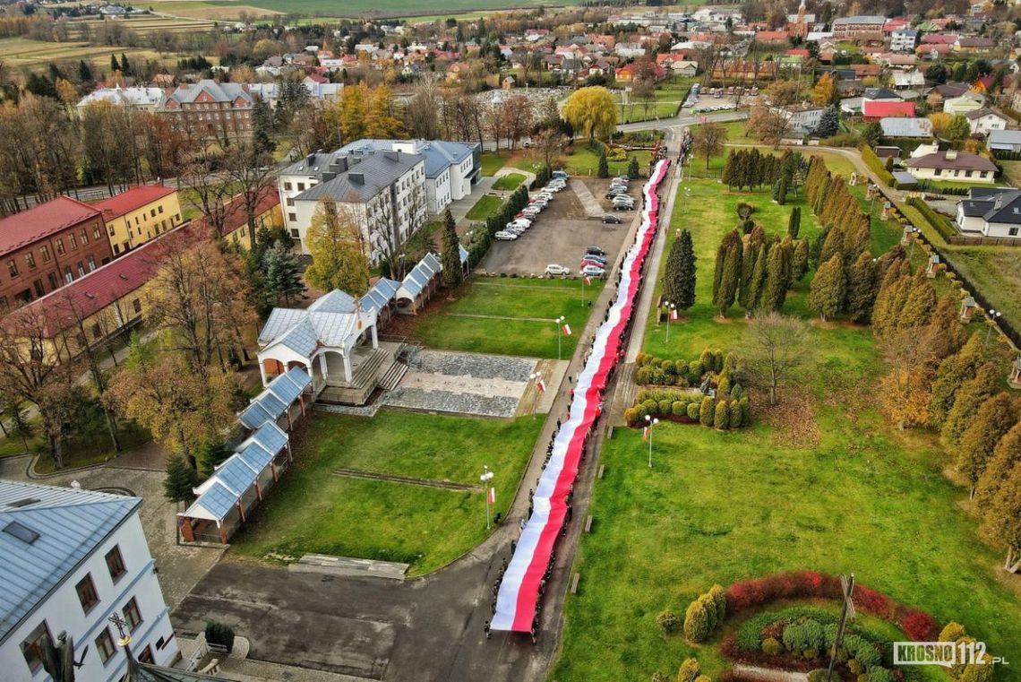 W Miejscu Piastowym ponieśli 200-metrową flagę w hołdzie dla Ojczyzny