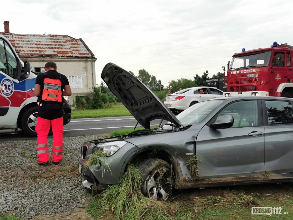 W przepust uderzył samochód. Podróżowała nim rodzina