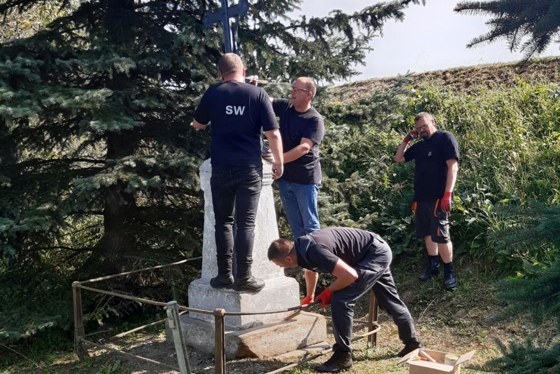 W remoncie zabytkowych kapliczek w Bieszczadach pomagają strażnicy więzienni