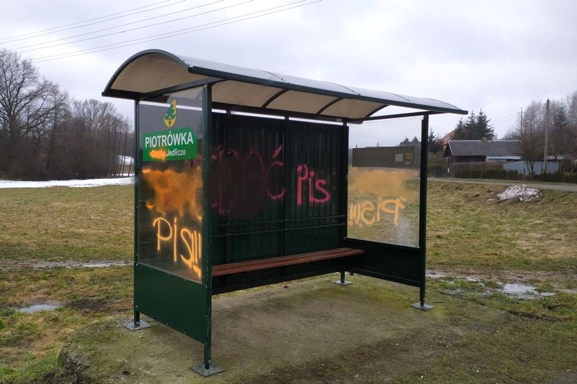 Wandale zdewastowali przystanki w Chlebnej i Piotrówce