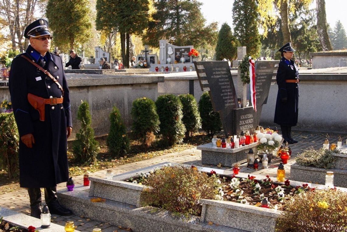 Warta honorowa Krośnieńskiej Grupy Rekonstrukcji Historycznej Policji Państwowej