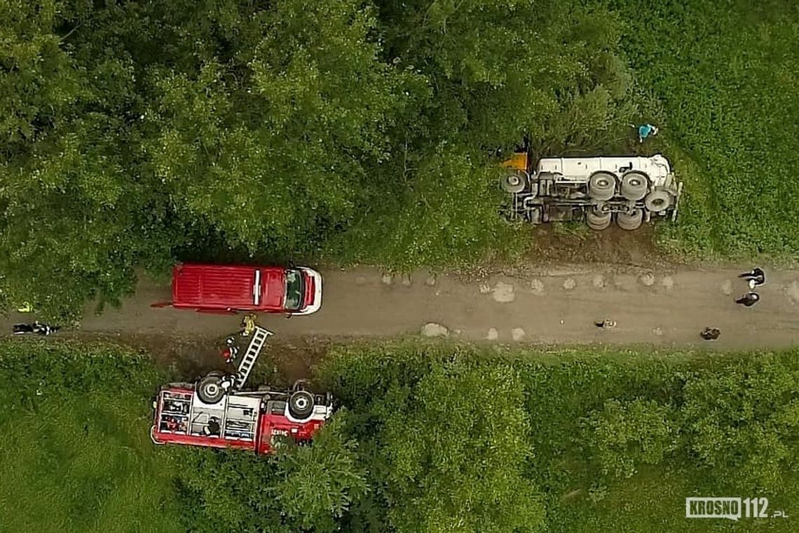 WĘGLÓWKA: Cysterna i wóz strażacki w rowie. Przyczyną osunięcie się ziemi