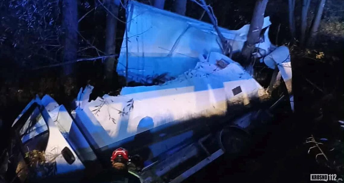 Węglówka. Dostawczym samochodem wypadł z jezdni i uderzył w drzewa