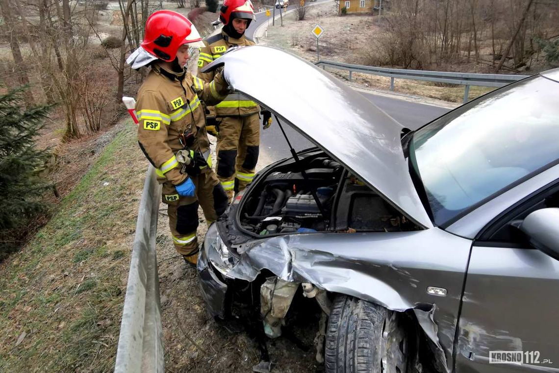 Węglówka. Kierowca Audi wjechał w barierki. Miał 1,5 promila