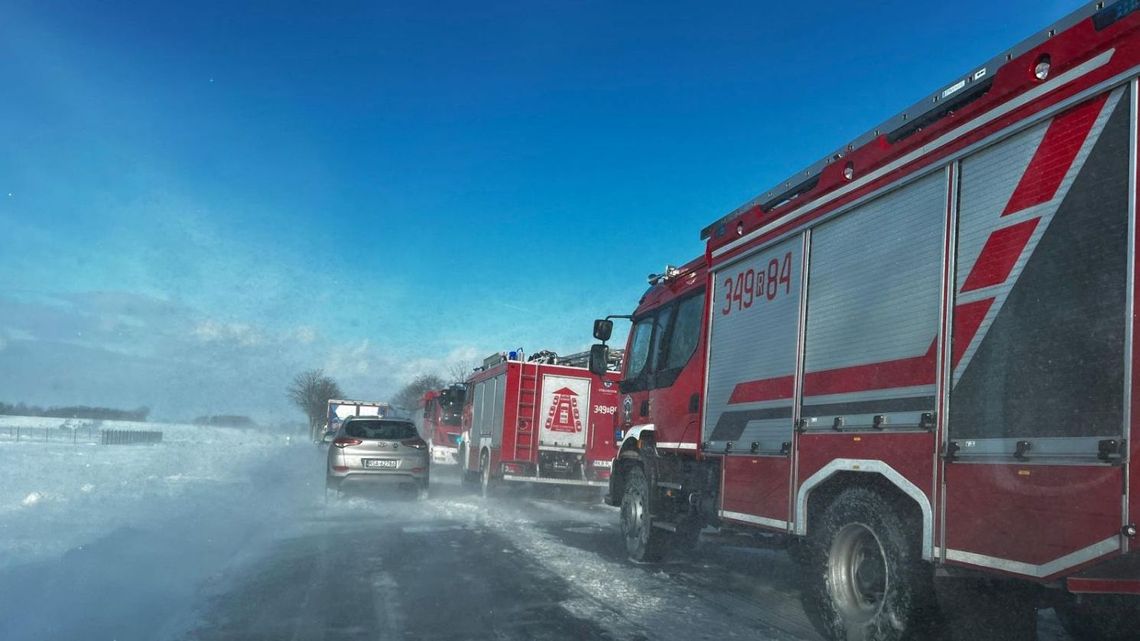 Wiatr spychał samochody na DK28. Strażackie samochody utworzyły ochronny szpaler