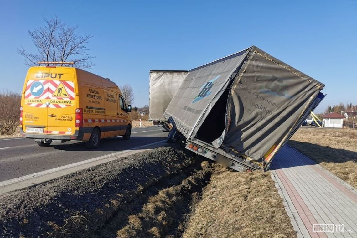 ? Wiatr zdmuchnął przyczepę do rowu na DK28 w Klimkówce