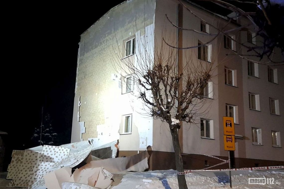 Wiatr zerwał część elewacji z bloku w Dukli