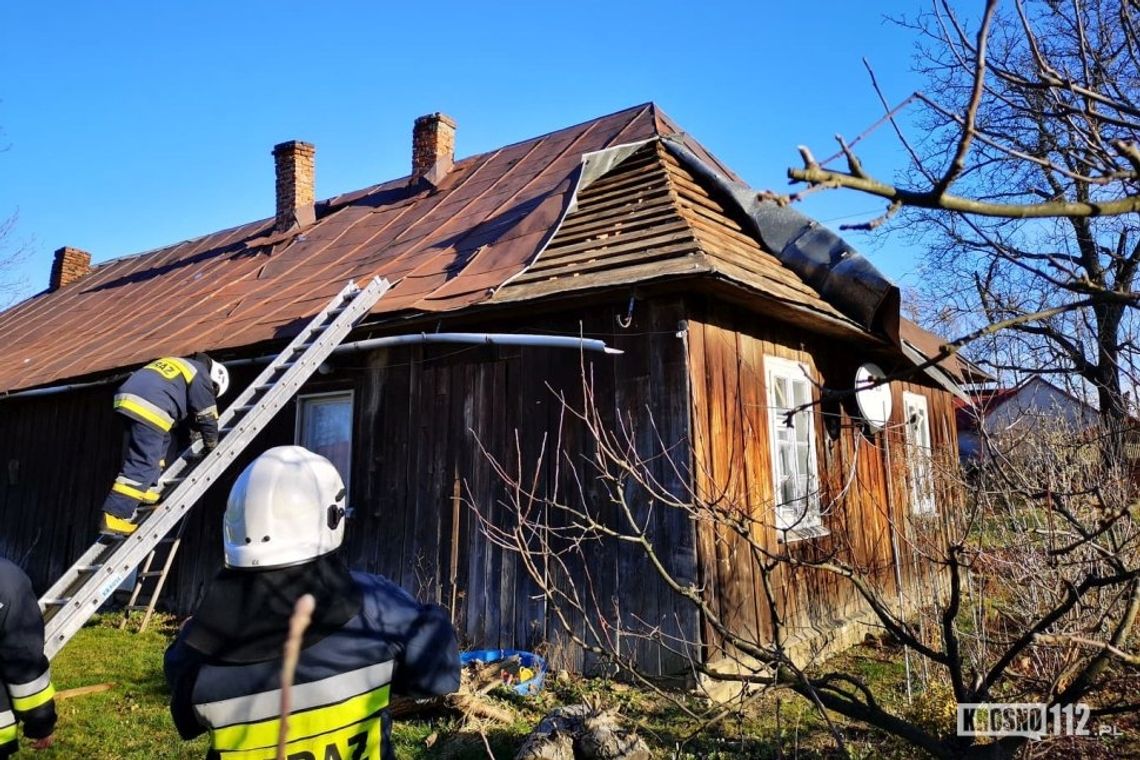 Wiatr zerwał poszycie dachowe domu