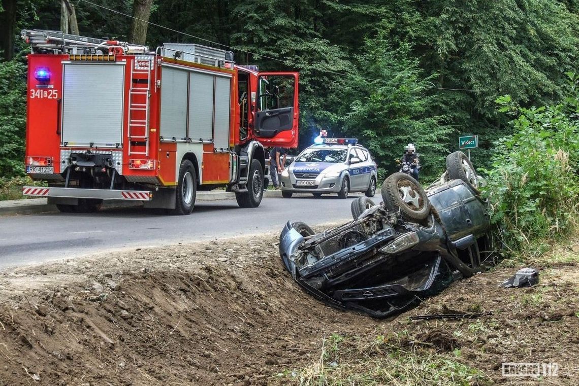 WIDACZ: Niebezpieczne dachowanie samochodu