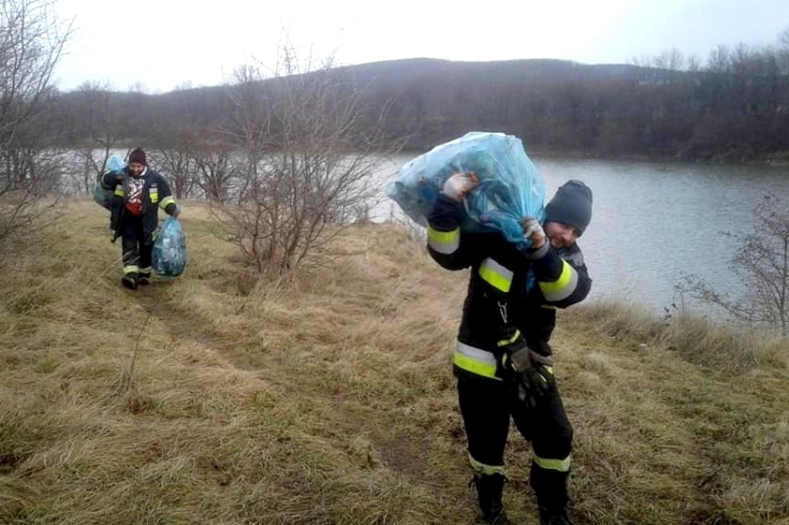 "Wielkie sprzątanie brzegów zalewu w Sieniawie" - akcja strażaków OSP Sieniawa