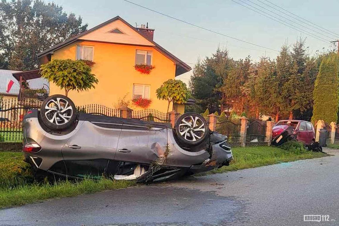 Wietrzno. Dachowanie renault. Kierowca miał 2,5 promila