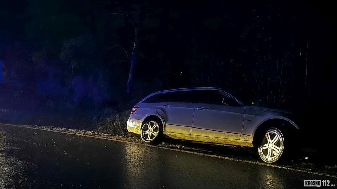 Wietrzno. Mercedes w rowie, kierowca oddalił się z miejsca zdarzenia