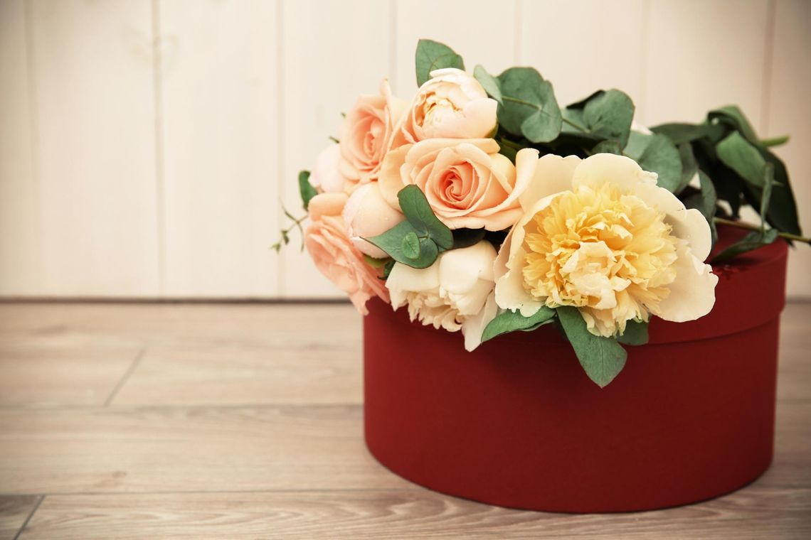 Wiosenny flower box — jak zrobić świeżą kompozycję i gdzie ją wykorzystać?
