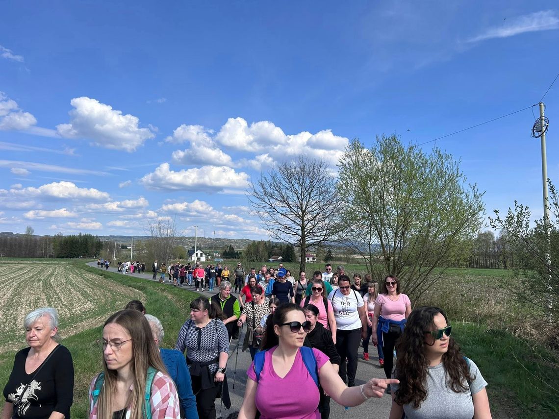 „Wiosna, ach to Ty!”. Integracyjny spacer zgromadził mieszkańców i gości w Wojaszówce