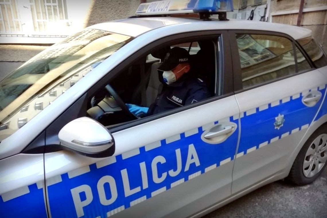 Wjechał autem w mur. Wewnątrz pięcioro młodych ludzi zorganizowało sobie spotkanie