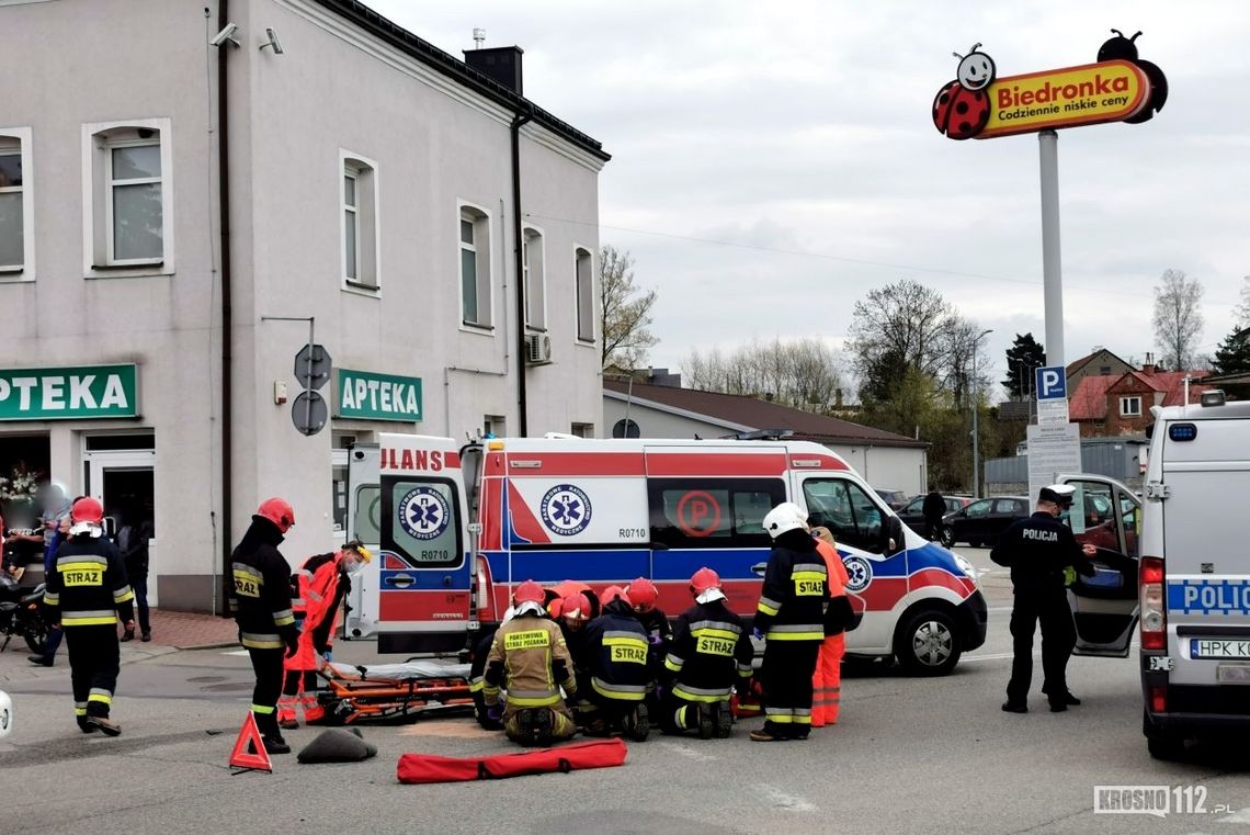 Wjechał na rondo i nie ustąpił pierwszeństwa przejazdu motorowerowi. Ranne dwie osoby
