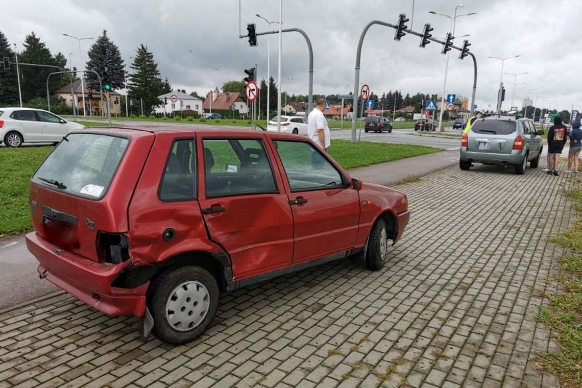 Wjechał na skrzyżowanie na czerwonym. Zderzył się z hyundaiem