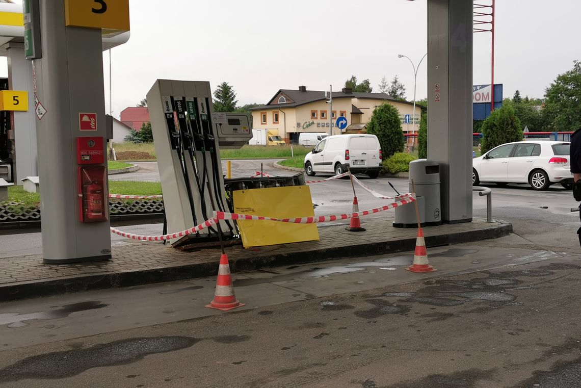 Wjechał w dystrybutor paliw i drugi samochód [AKTUALIZACJA]
