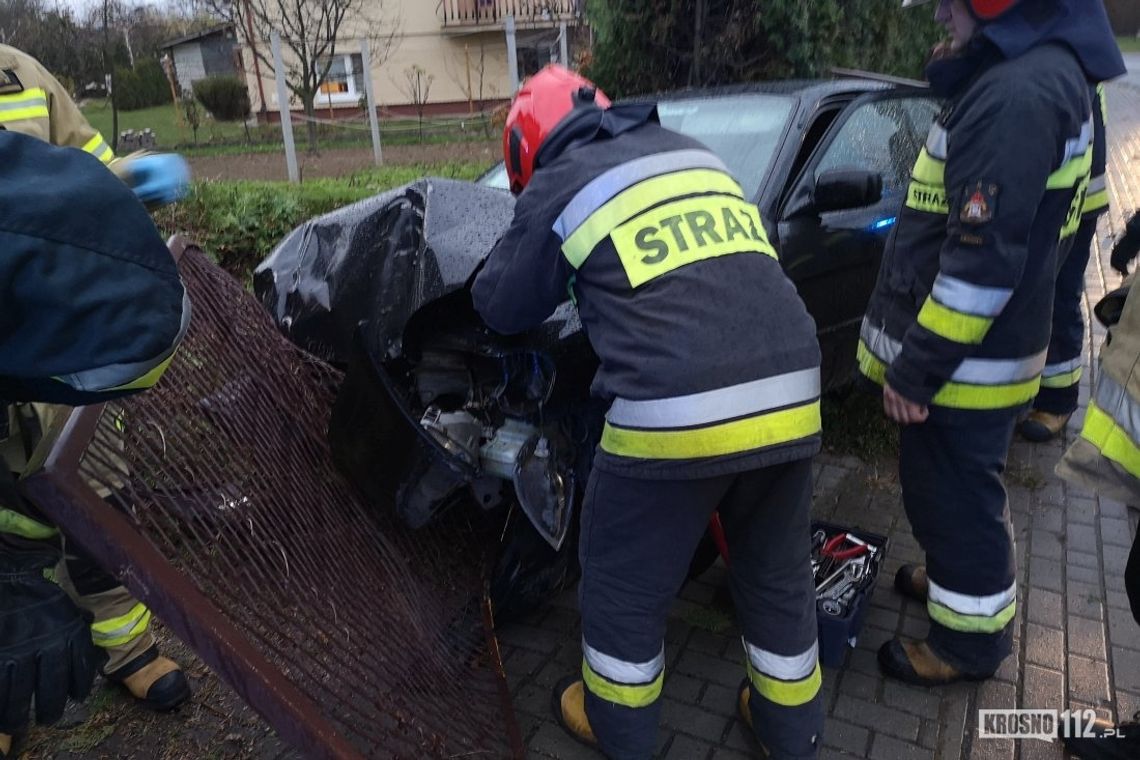 Wjechał w ogrodzenie na Chrobrego. Niepotrzebna interwencja służb