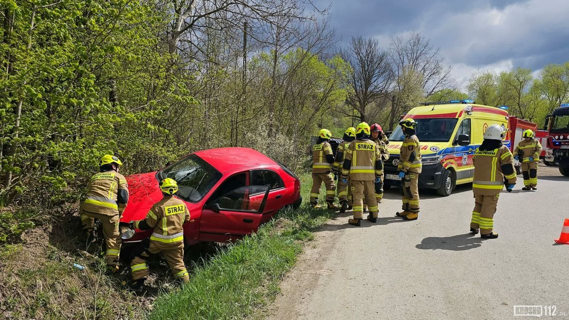 Wjechał w skarpę. Był pod wpływem alkoholu, potrzebował pomocy medyków
