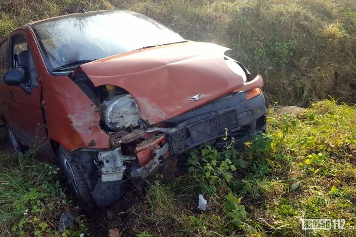 Wjechała do rowu na pograniczu powiatów. Interweniowały służby