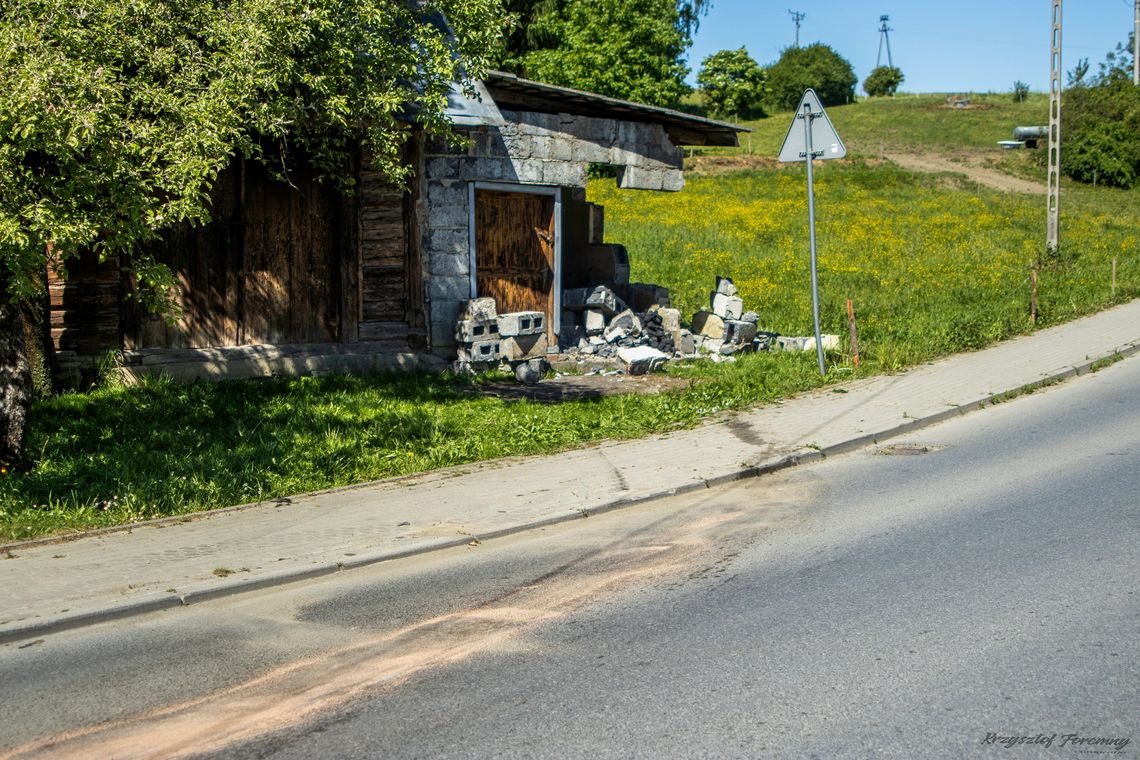 Wjechała w budynek. Strażacy wezwani do usunięcia plamy oleju