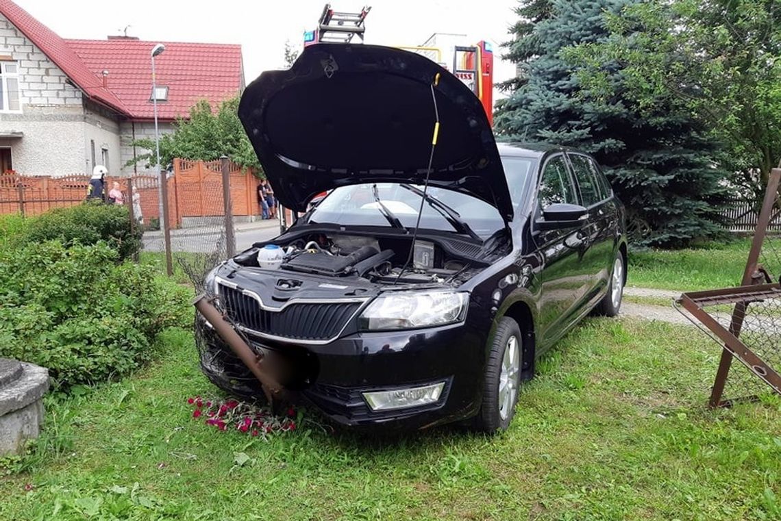 Wjechała w ogrodzenie. Z samochodu zaczął wydobywać się dym