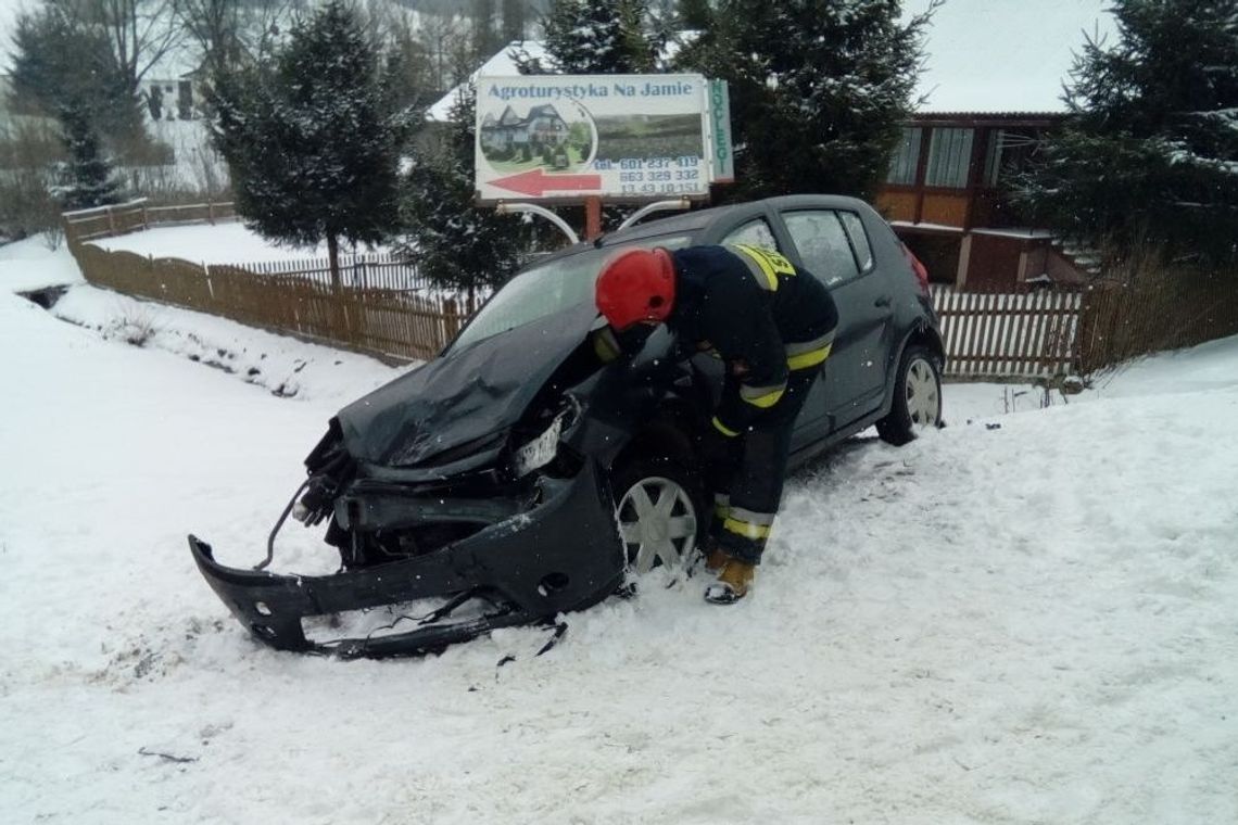 Wjechali pod ciężarówkę z drewnem. Wypadek w Posadzie Jaśliskiej