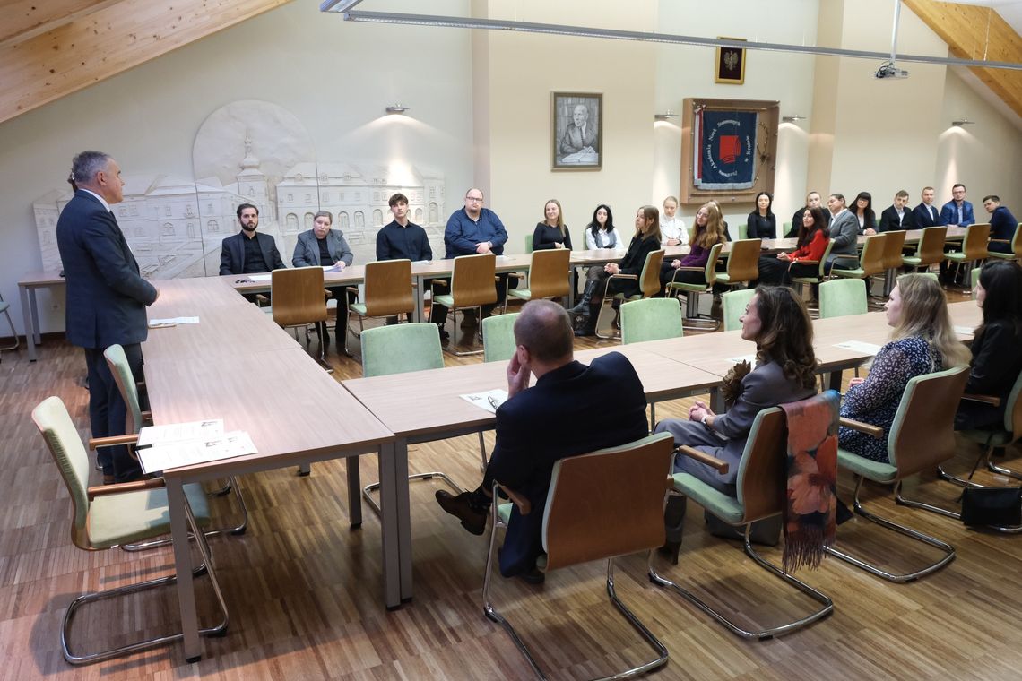 Władze krośnieńskiej uczelni przyznały studentom i pracownikom stypendia Władze krośnieńskiej uczelni przyznały studentom i pracownikom stypendia