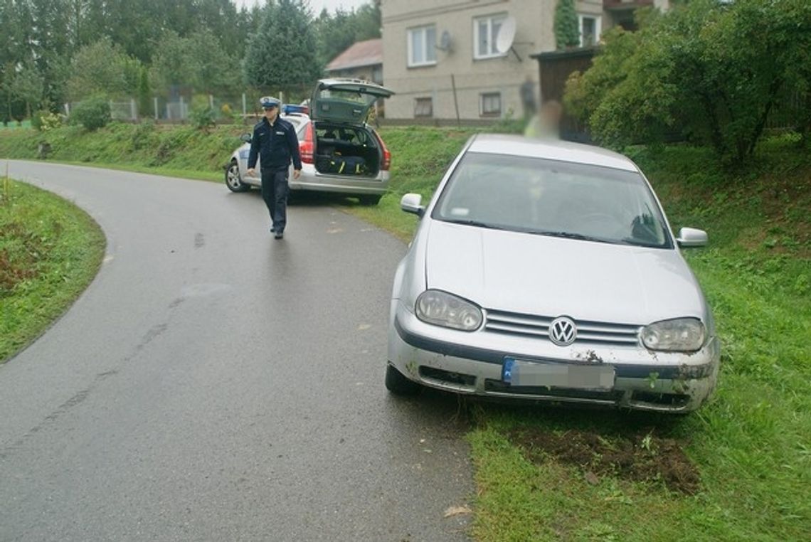 WOJASZÓWKA: Golfem wjechał do rowu