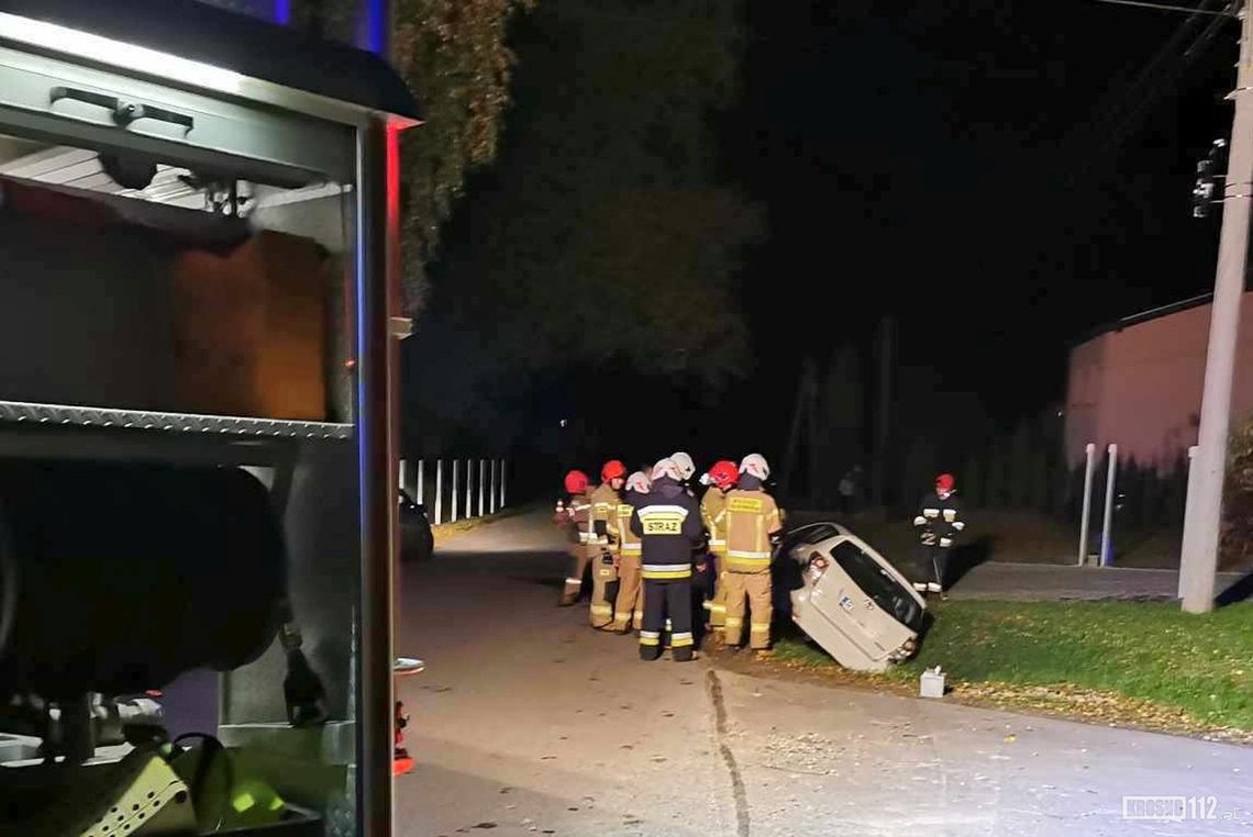 Wojkówka. Wjechał samochodem do rowu. Z pojazdu zaczęło się dymić