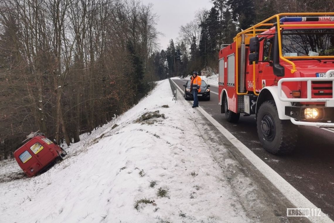 WOLA KOMBORSKA: Bus spadł z jezdni. Trzech mężczyzn rannych