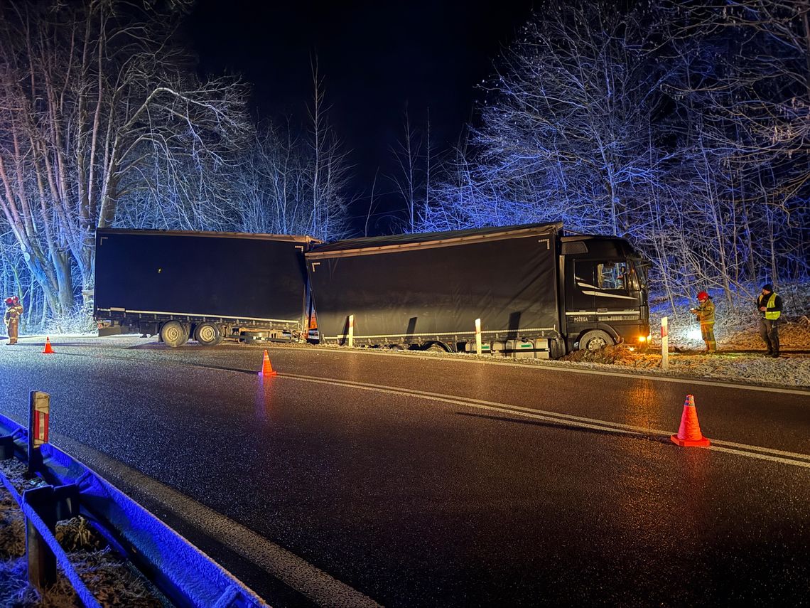 Wola Komborska. Samochód ciężarowy wypadł z drogi