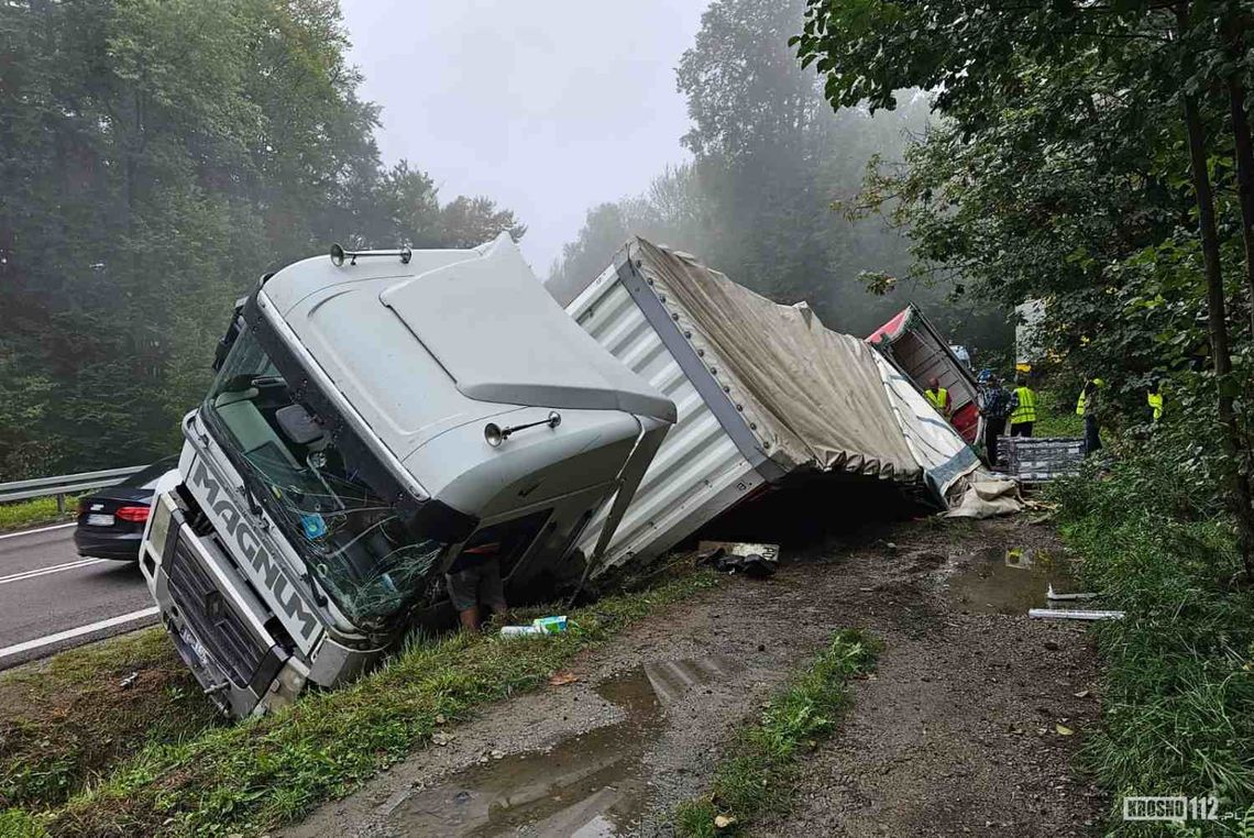 Wola Komborska. Zasnął za kierownicą. Ciągnik i naczepa w rowie