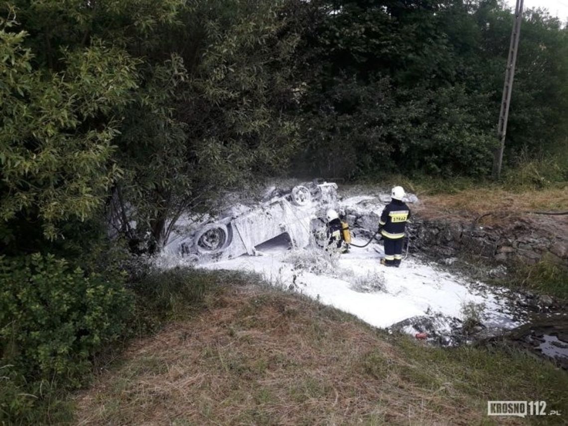 WOLA NIŻNA: Samochód wypadł z drogi i stanął w płomieniach