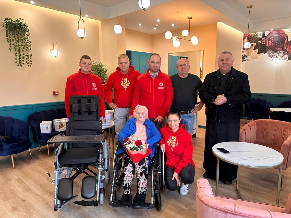 Wsparcie dla Domu Seniora w Chrząstówce. Wolontariusze PCK odwiedzili 104-latkę Wsparcie dla Domu Seniora w Chrząstówce. Wolontariusze PCK odwiedzili 104-latkę