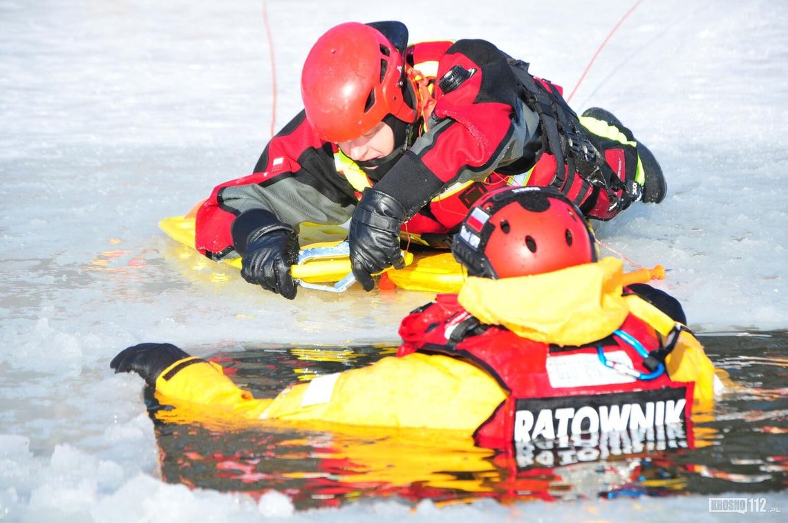 Wspólne ćwiczenia ratowników WOPR na lodzie [ZDJĘCIA]
