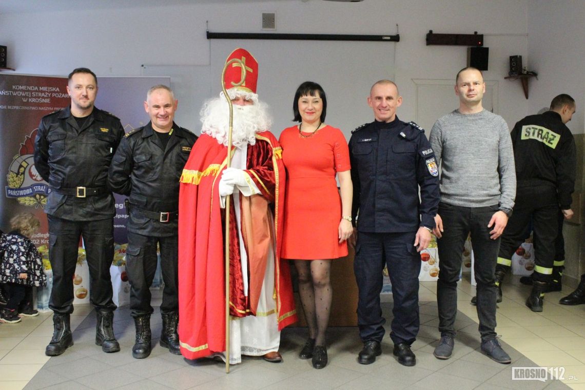 Wyjątkowe spotkanie ze św. Mikołajem w bazie krośnieńskich strażaków