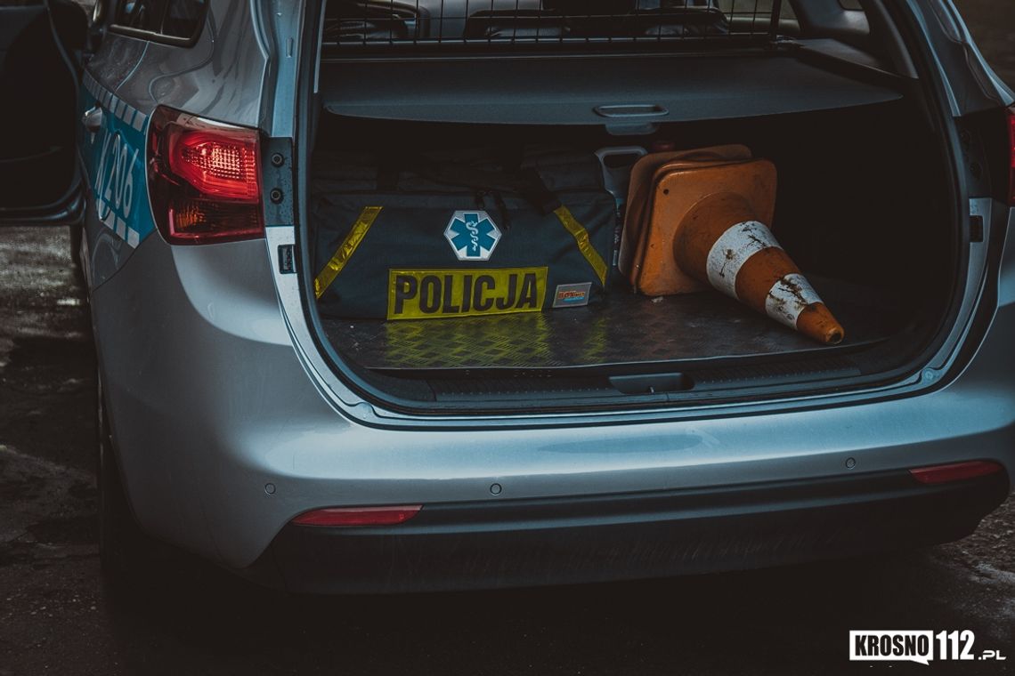 Wypadek 30-letniego pracownika w jednej z firm w Krośnie. Pierwszej pomocy udzielili mu policjanci