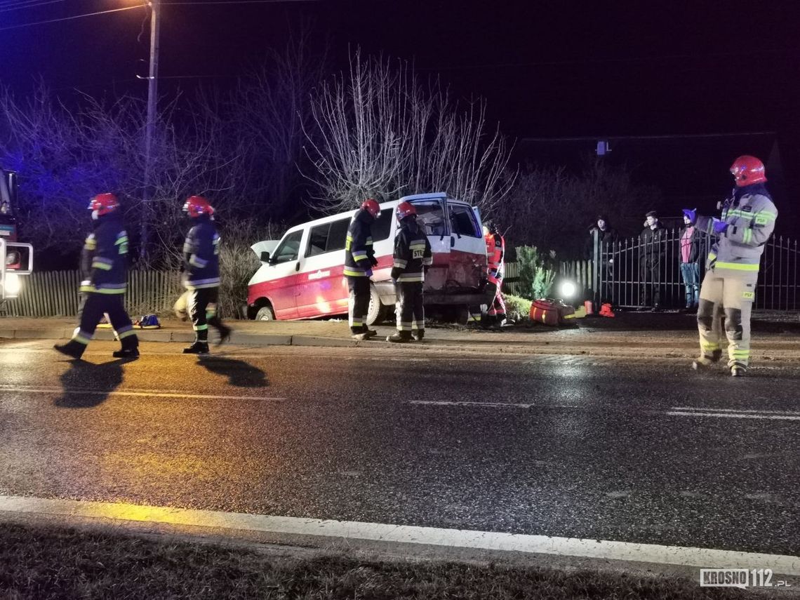 Wypadek busa w Iwli. Kilka osób rannych, z samochodu wypadła dwójka dzieci [AKTUALIZACJA]